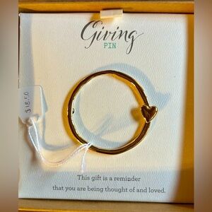NWT in box, brooch, gold heart 💛 pin, beautiful gift, love, gift
